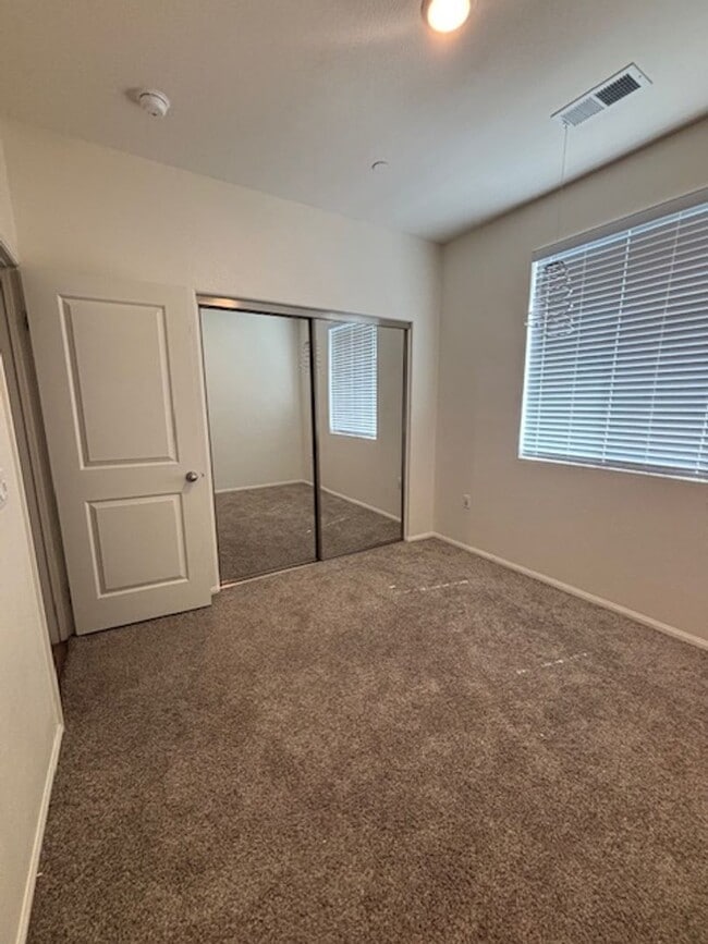 Building Photo - Upscale Living: Stunning 5-Bedroom, 3-Bath...