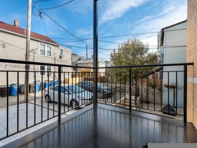 Building Photo - 3 bedroom in Chicago IL 60642