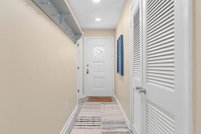 Building Photo - 3 Bedroom Furnished in Oldham County
