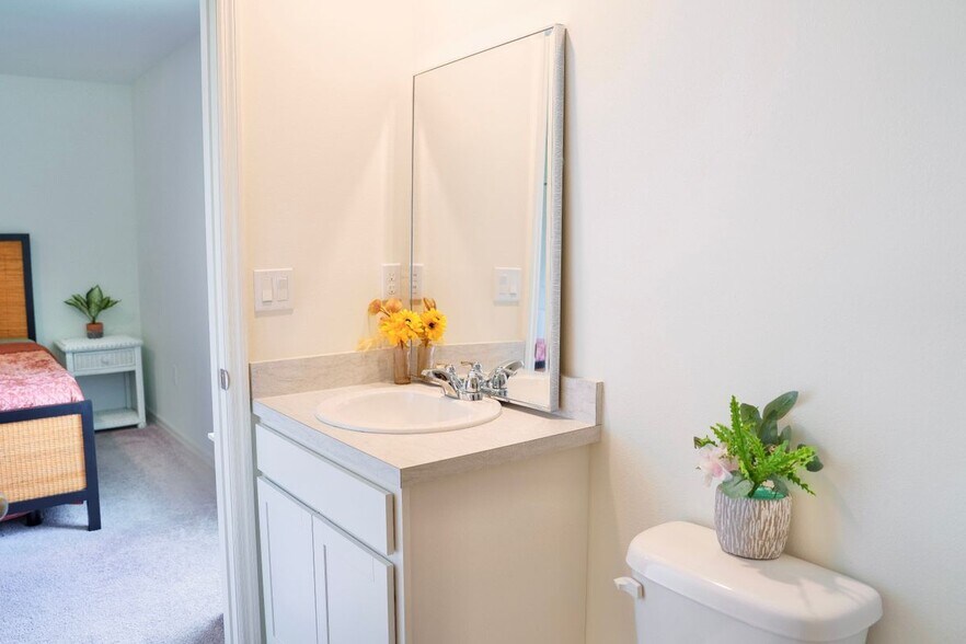 Building Photo - 1229 SW San Antonio Ave