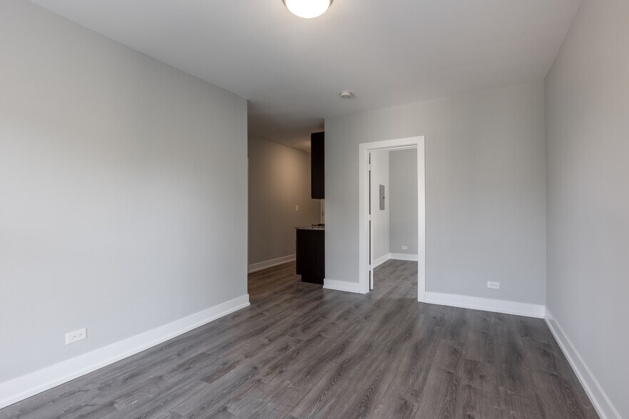 Building Photo - 709 W Brompton Ave
