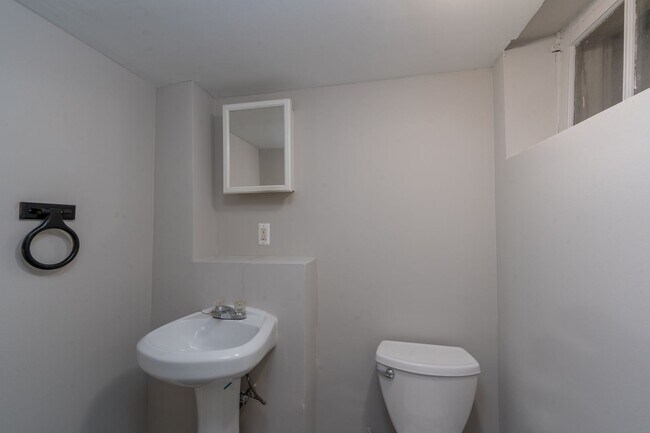 Building Photo - 3-Bedroom, 1.5 Bathroom Home in Belair-Edison