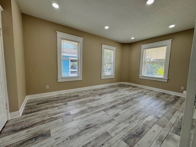 Building Photo - 409 S Willow Ave