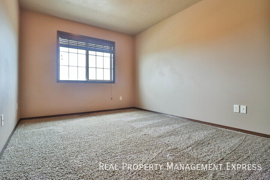 Building Photo - Beautiful 2 Story Townhome with Loads of A...