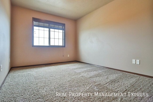 Building Photo - Beautiful 2 Story Townhome with Loads of A...