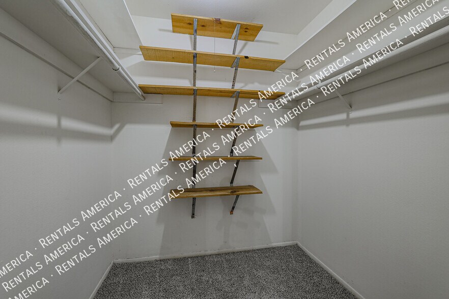 Building Photo - 5005 S Willow Dr