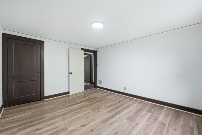 Building Photo - Freshly Updated 3BR Home