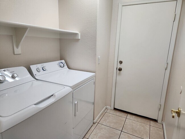 Building Photo - Rental Home Available in Surprise!