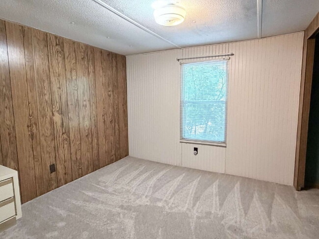 Building Photo - Affordable 3BR Home in Peaceful Hicks Lake Community