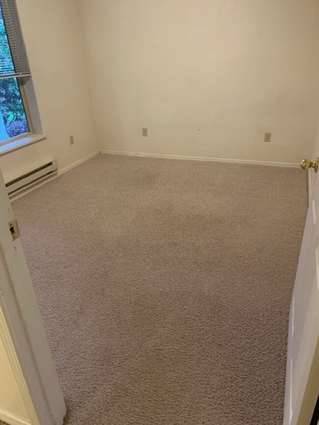 Building Photo - Duplex on Benjamin Ave