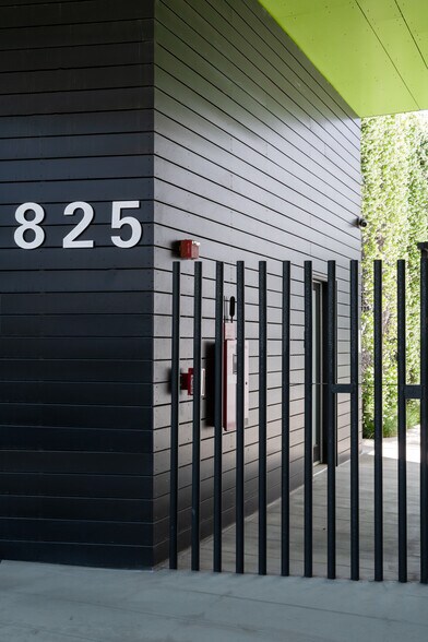 Building Photo - 825 N Kings Rd