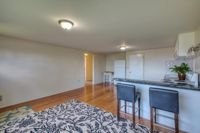 Building Photo - Sound View MIL Apartment