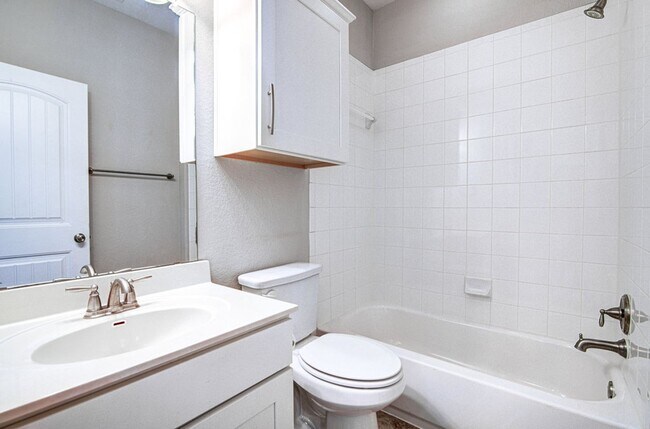 Building Photo - Cute as a Button 3/2.5 home in Parmer Village Townhomes, move-in ready!