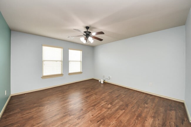 Building Photo - 2406 Aura Ct