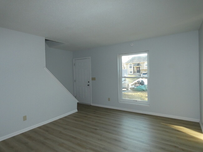 Building Photo - Updated Town Home in Gladstone, MO