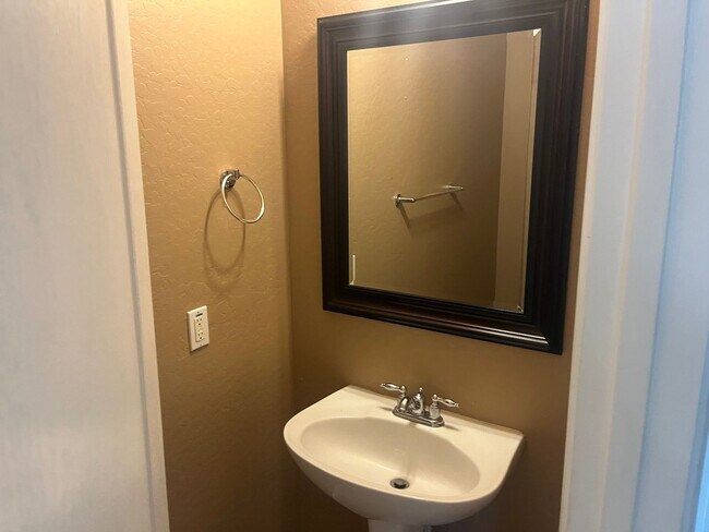 Building Photo - 16412 W Hope Dr