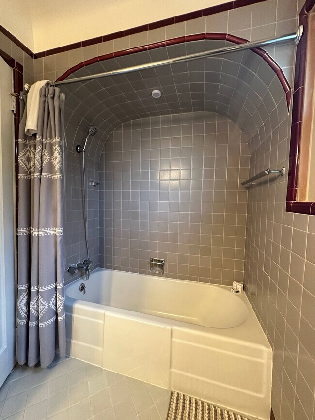 Building Photo - 1430 W Hendrickson Rd