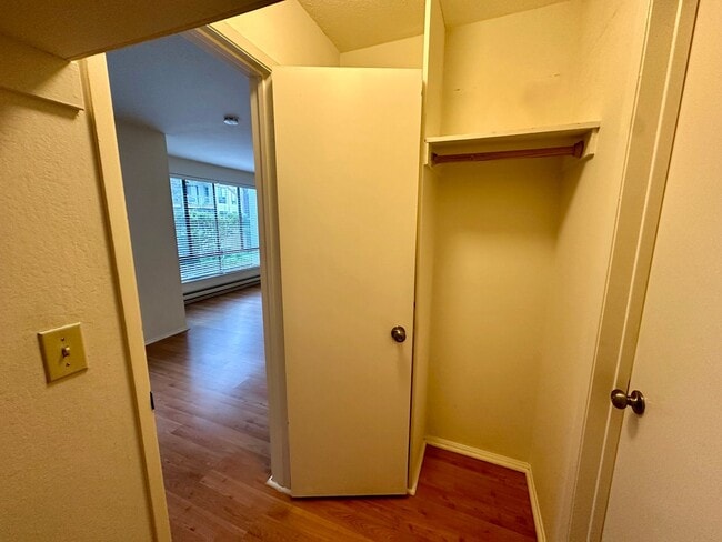 Building Photo - First Floor Studio Available in Watergate Complex of Emeryville!