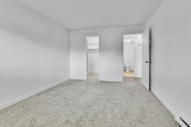 Building Photo - $1,895 - 2 Bed 2 Bath Condo in Aurora with...