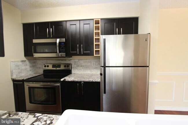 Building Photo - 208 Ravens Crest Dr