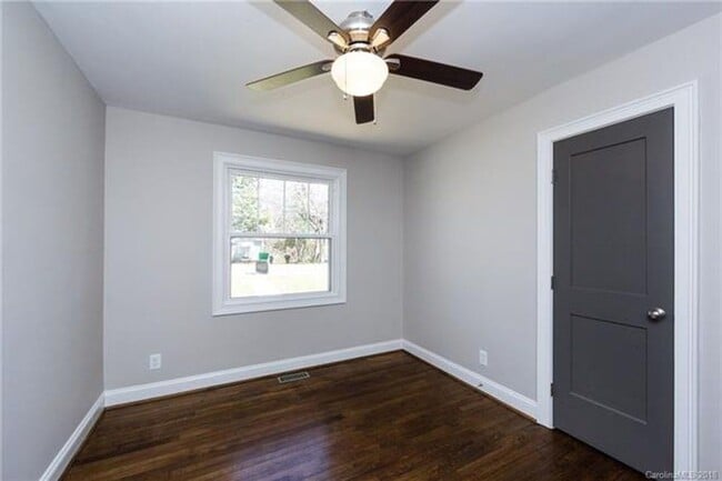 Building Photo - Must view this exquisite 3 bedroom 1 bath brick home. Within 2 miles from Uptown.