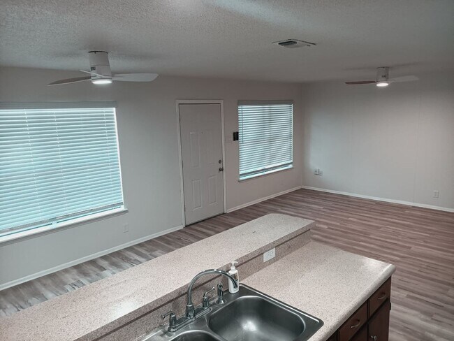 Building Photo - Well-Maintained Home with Modern Features in Prime Live Oak Location