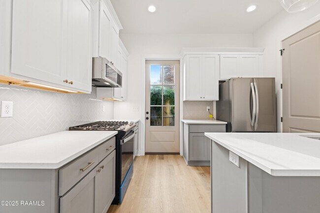 Building Photo - 202 Steiner Oaks