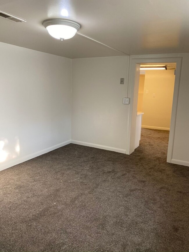 Building Photo - 6 bedroom 2 bath home