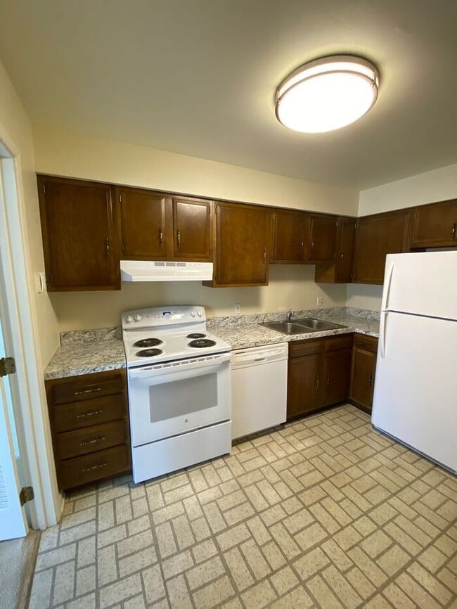 Building Photo - 3 Bedroom Townhome