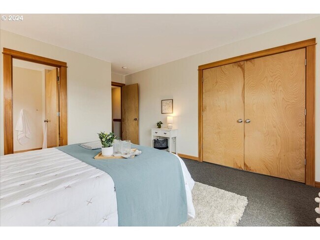 Building Photo - Charming 3-Bed, 2.5-Bath Townhome with Private Patio, Open Floor Plan, and Prime King Neighborhoo...