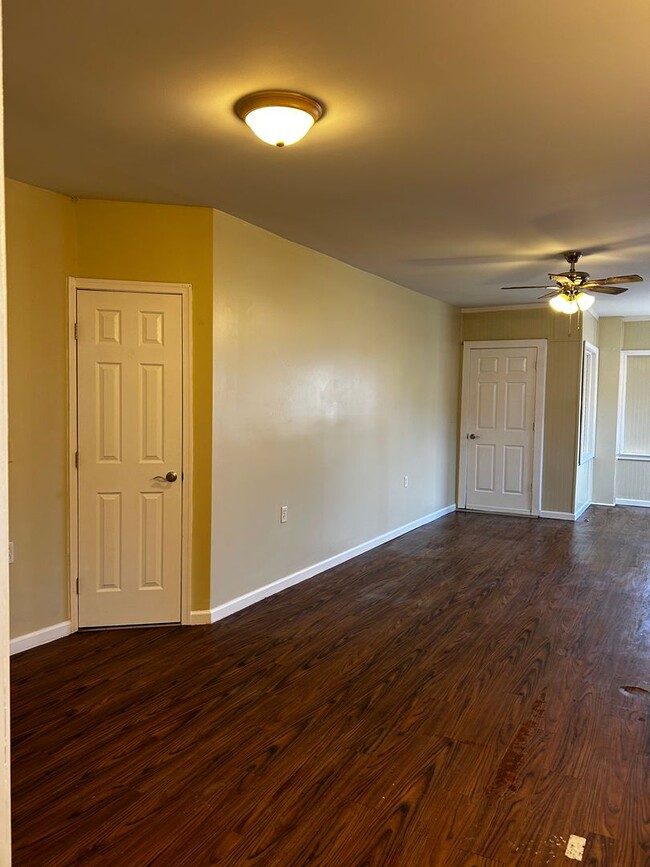 Building Photo - 552 Main St