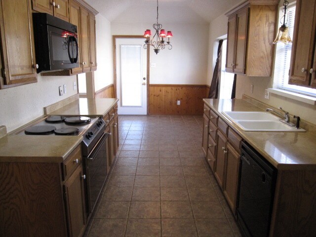 Building Photo - Beautiful three bedroom located in Briarwo...