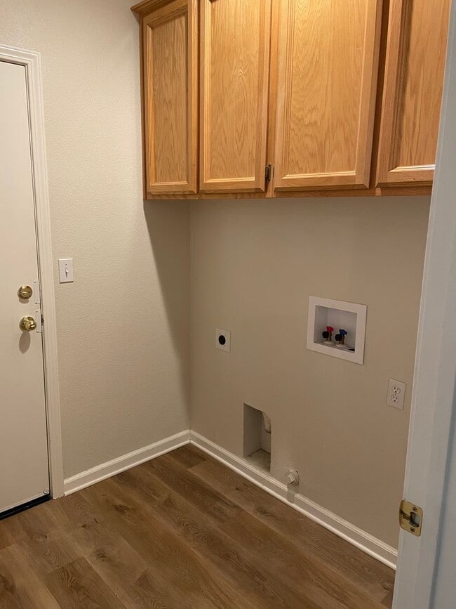 Building Photo - SINGLE STORY, 3 BED, 2 BATH, 2 CAR, LARGE BACK YARD