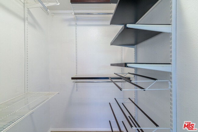 Building Photo - 355 N Maple St