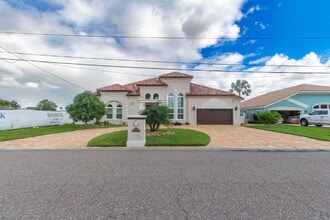 Building Photo - 4/3 Stunning Waterfront home in the heart of Clearwater Beach!