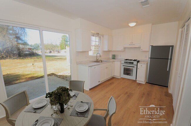 Building Photo - 2 Bed 1.5 Bath Townhome Apartment