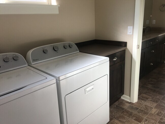 Building Photo - Modern and Spacious Townhome, NE Bend