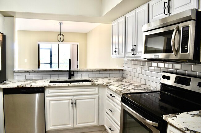 Building Photo - 6040 Glendale Dr