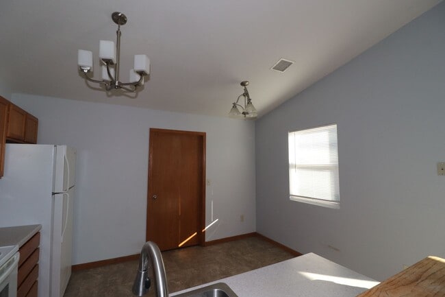 Building Photo - Spacious duplex for rent!