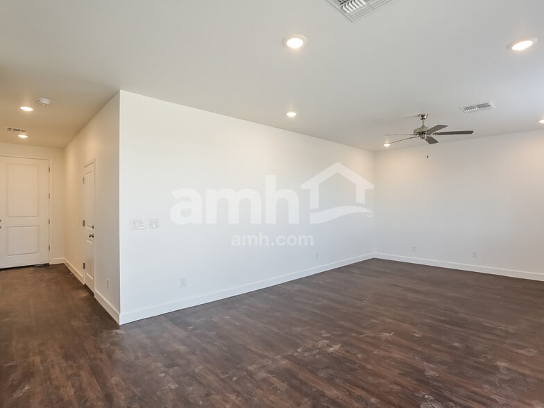 Building Photo - 8851 N 171st Dr