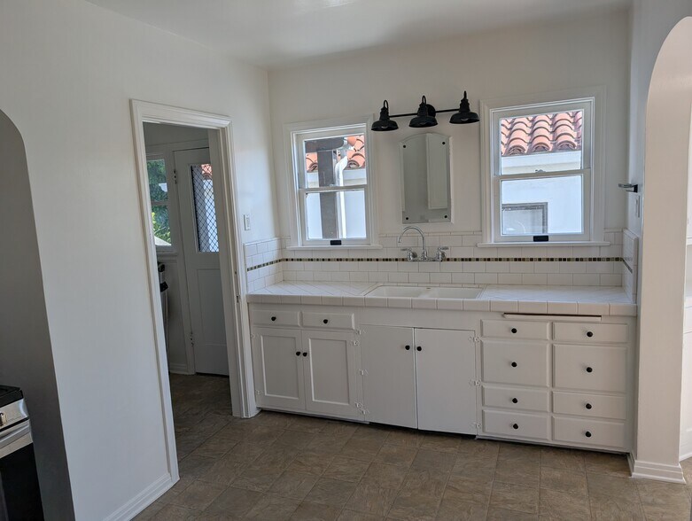 Kitchen Cabinets - 436 Orizaba Ave