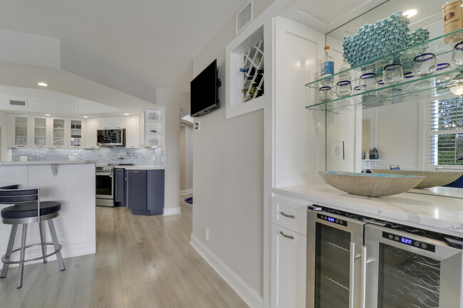 Building Photo - 515 Bay Colony Dr N