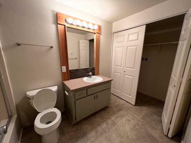 Building Photo - 2 Bedroom Condo in Lake Oswego