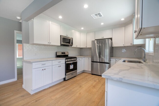 Building Photo - 1049 W 62nd St