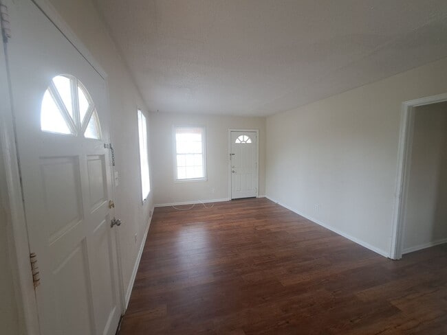 Building Photo - 3BR/1BA home with screened patio