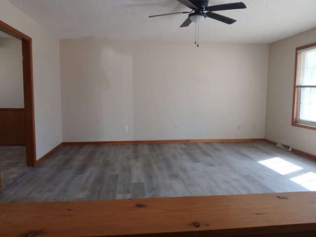Building Photo - 3 bdrm, 2.5 bath, 2 car garage House For Rent