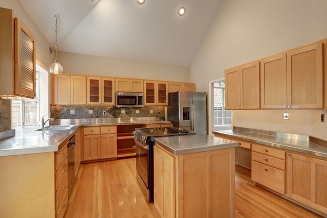 Building Photo - Beautifully Remodeled Home with Gourmet Kitchen & Fenced Yard in Klahanie