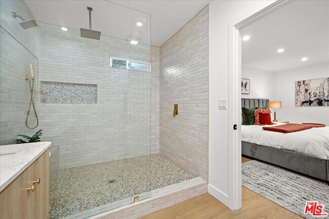 Building Photo - 5815 Saloma Ave