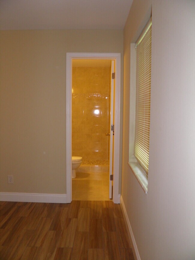 Building Photo - 103 Oregon Dr NE