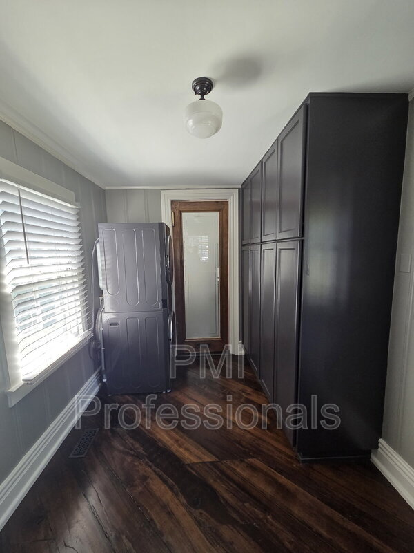 Building Photo - 401 E Main St